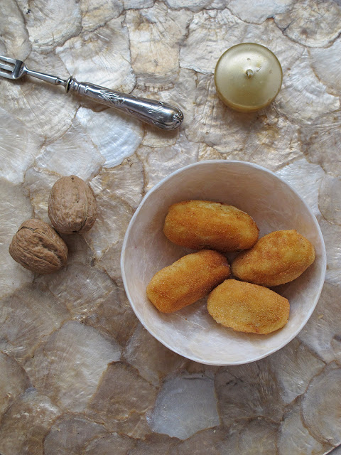 Croquetas de nuez y queso gorgonzola mascarpone.