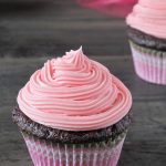 Cupcakes de chocolate y merengue rosa.