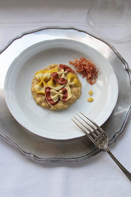 Farfalle con crema de brandy y manzana.