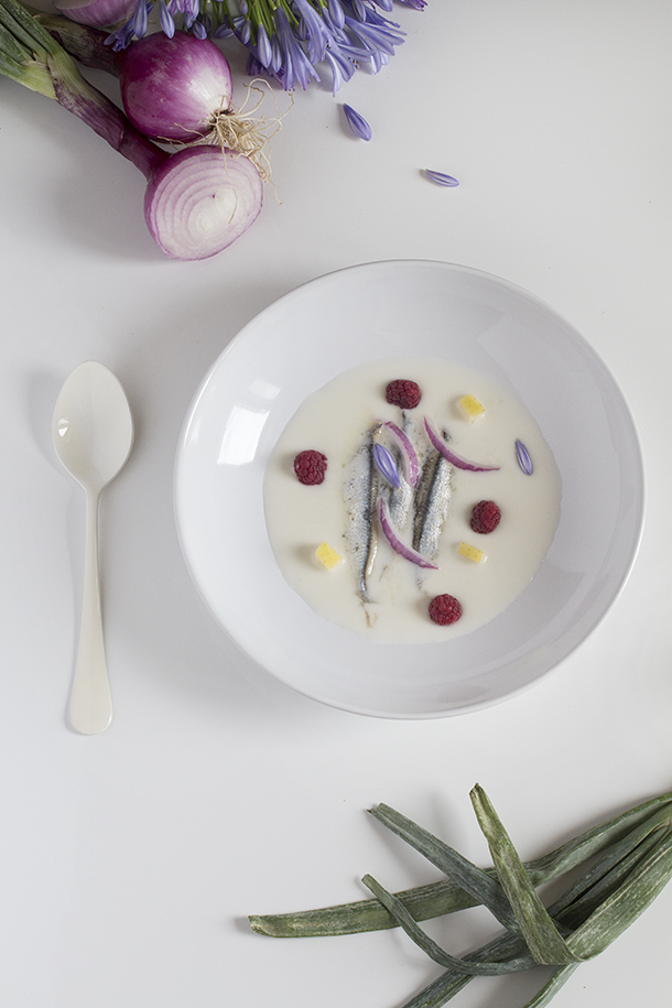 Ajoblanco con frambuesas y boquerones. Receta.